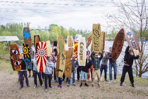 Image 4: Veneered sports equipment - as colorful as life itself. Photo: IFN/www.furniergeschichten.de
